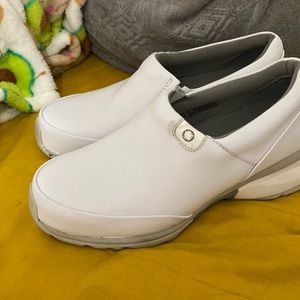 Akesso nursing shoes